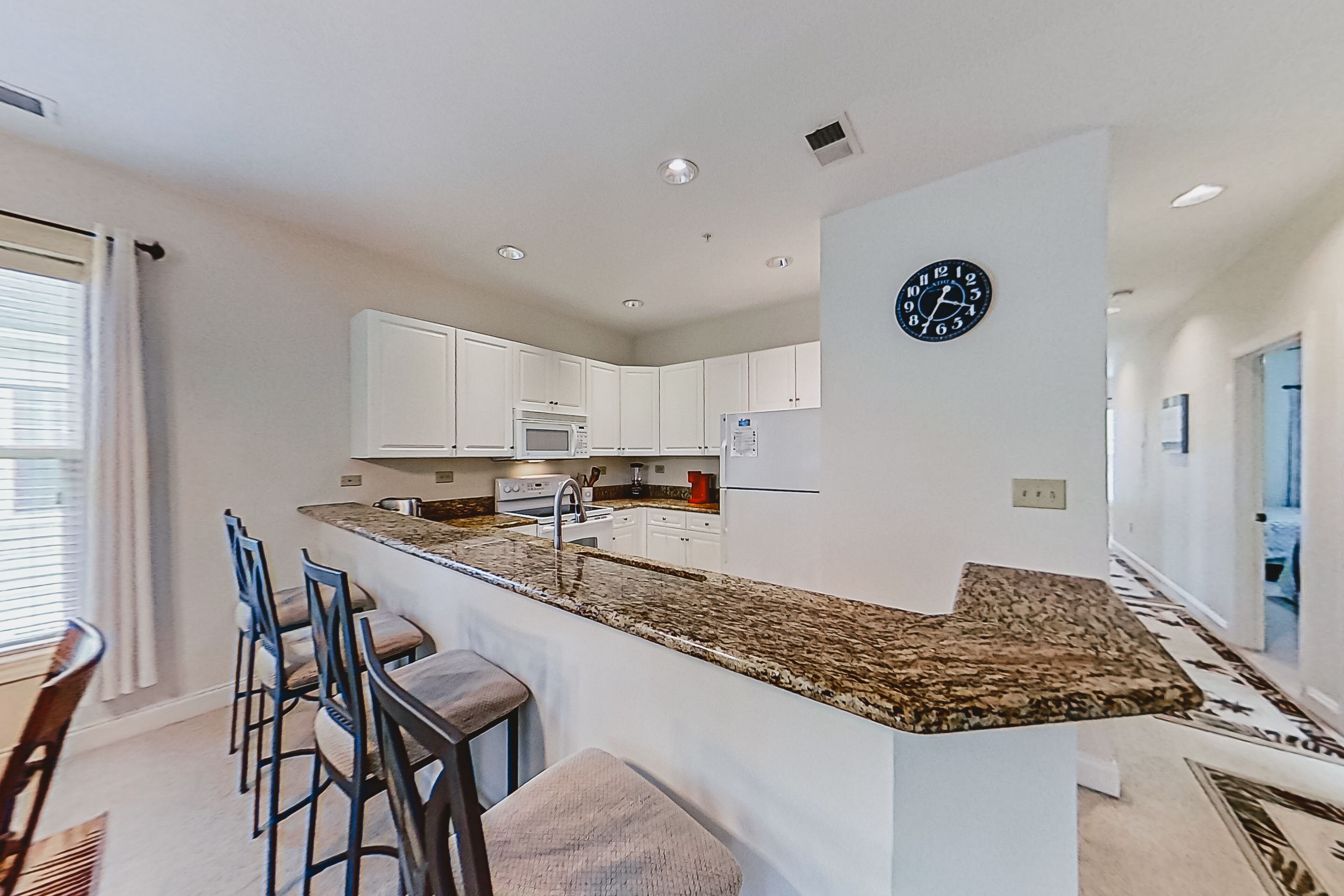 Golf course-front condo with balcony, pool, W/D & lake view - near the beach