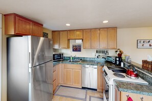 Fridge, microwave, oven, stovetop - Dog-friendly lower level of duplex w/ enclosed deck, washer/dryer, mountain view (Eugene)