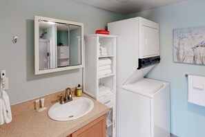 Hair dryer, towels - Dog-friendly lower level of duplex w/ enclosed deck, washer/dryer, mountain view (Eugene)