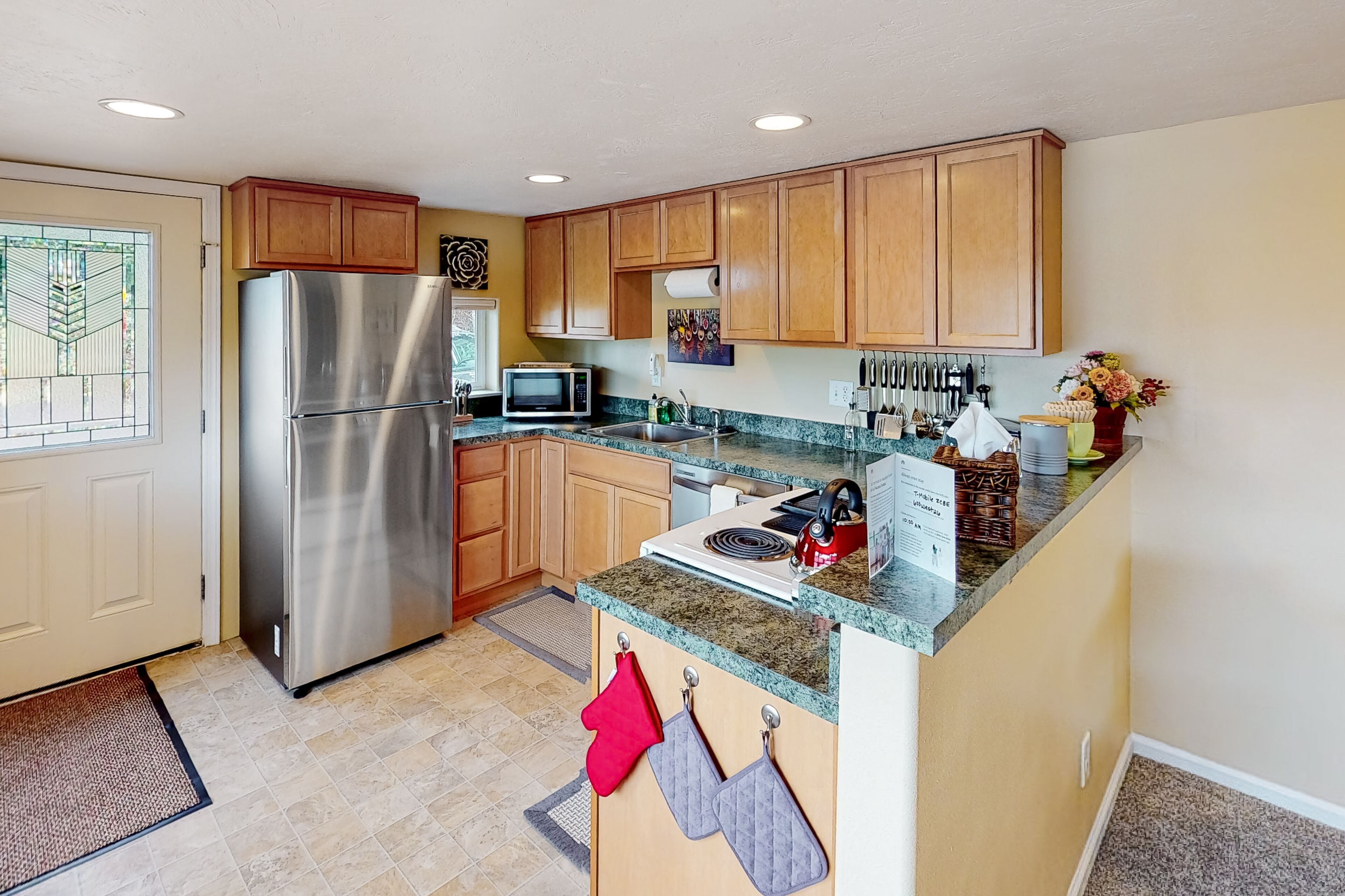 Dog-friendly duplex with enclosed deck, streaming, washer/dryer, mountain views