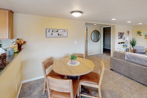 Dining - Dog-friendly lower level of duplex w/ enclosed deck, washer/dryer, mountain view (Eugene)