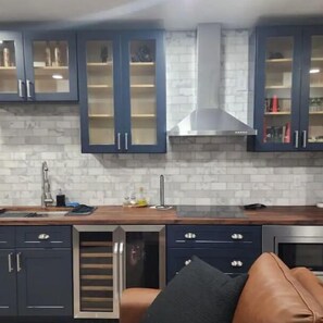 Jääkaappi, mikroaaltouuni, liesi, kahvin-/teenkeitin