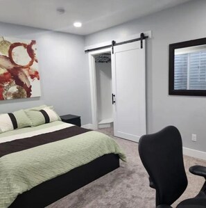 2 bedrooms, desk, iron/ironing board, travel cot - One Amazing Space (West Valley City)