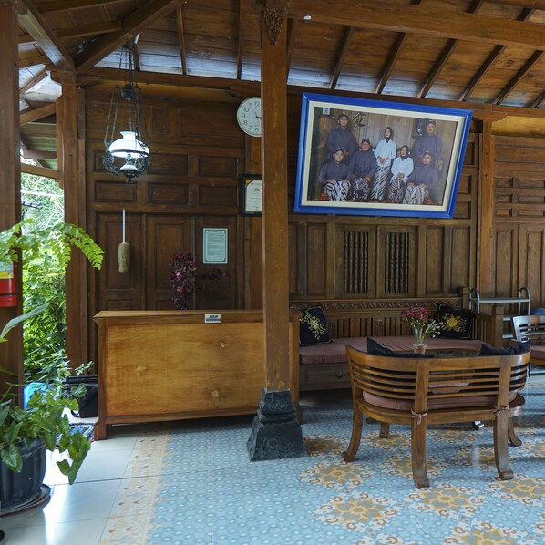 Vista frontal de la propiedad