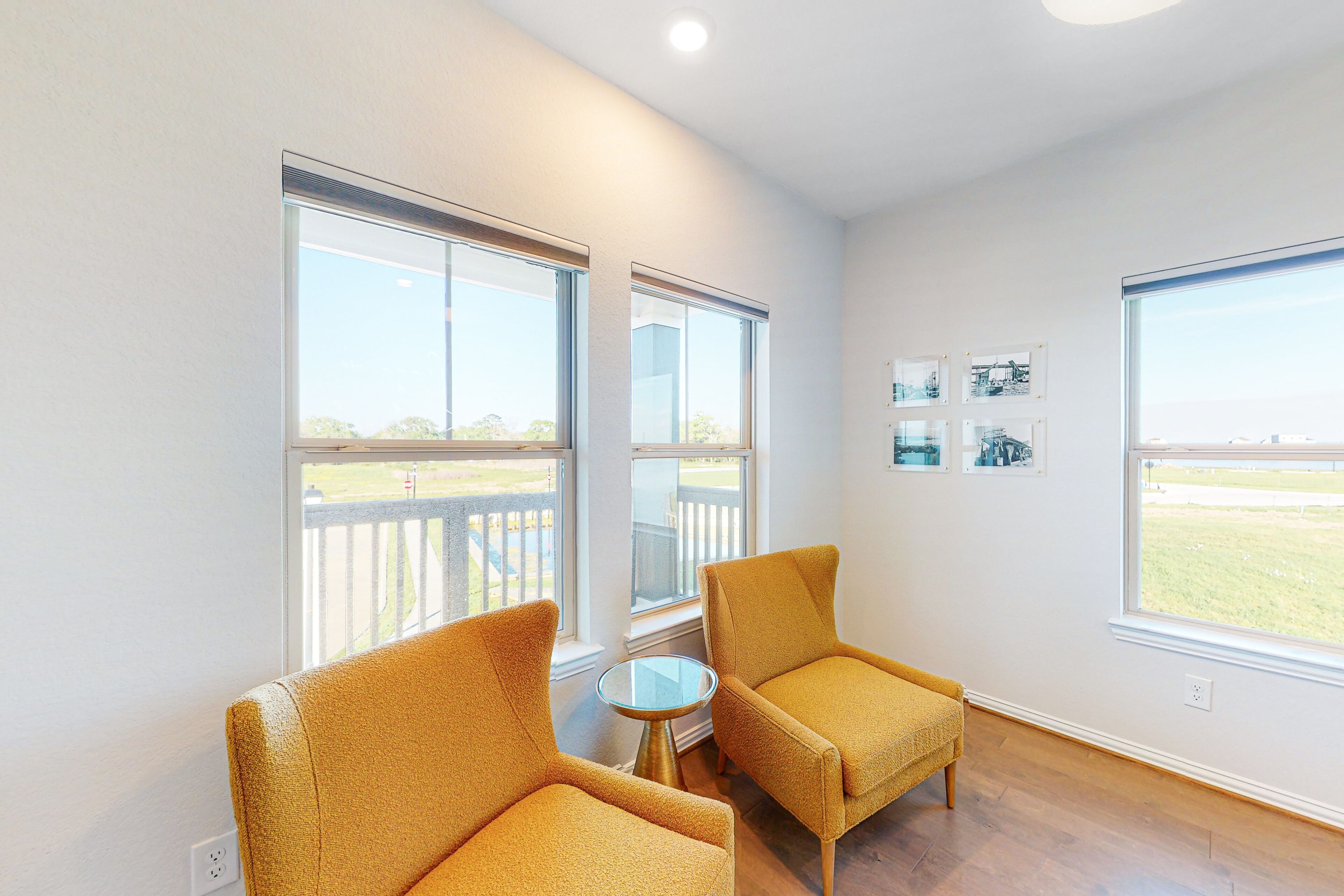 Bayfront home with beautiful water views, yard & balconies - walk into town