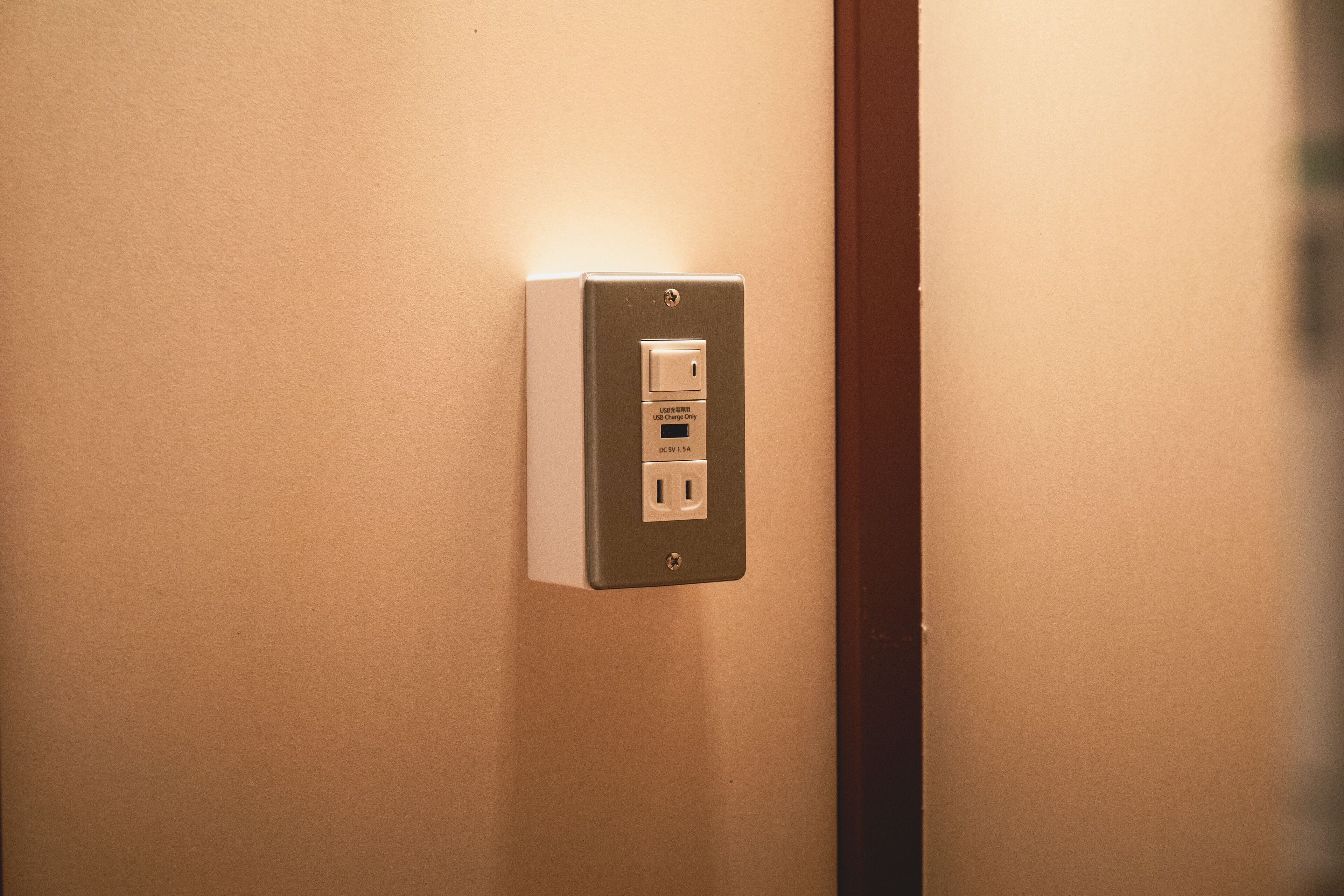 Een wandcontactdoos met schakelaar en USB-poort.