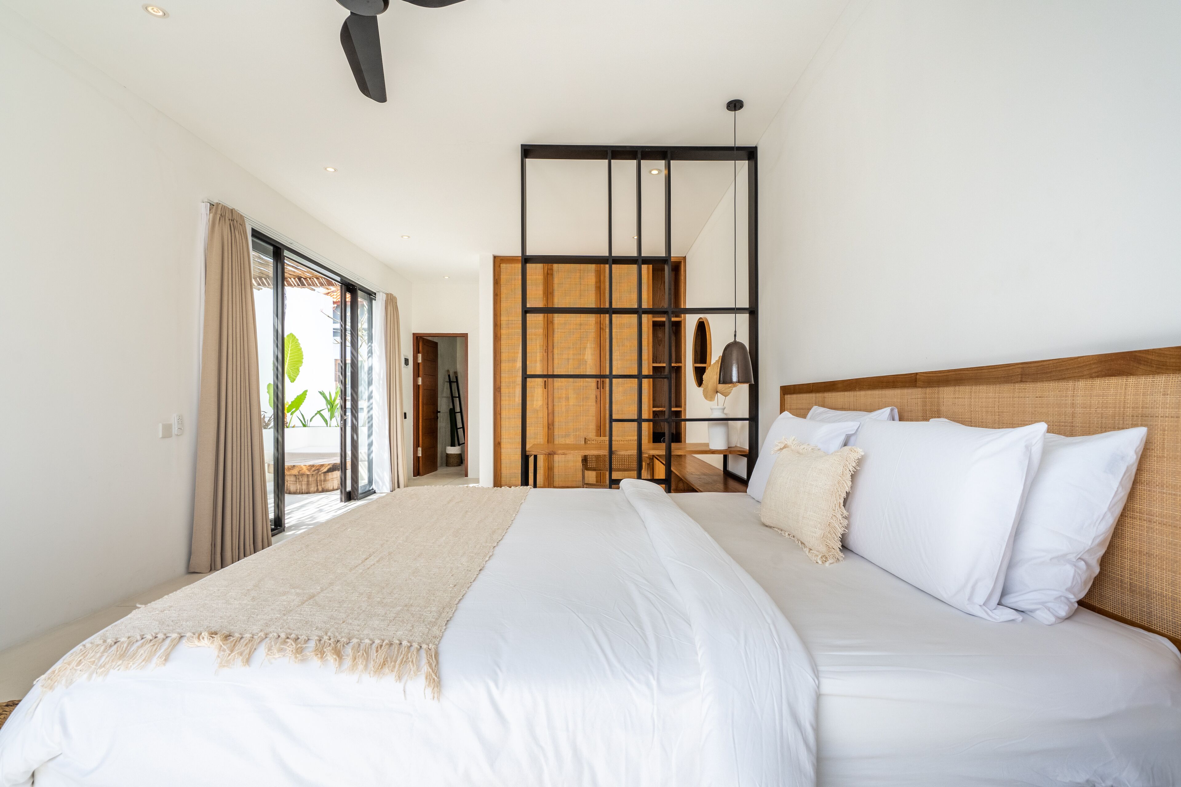 Brankas, meja kerja, tirai kedap cahaya, dan setrika/meja setrika