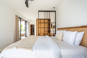 In-room safe, desk, blackout curtains, iron/ironing board - Casa Bella Villa by Betterplace (Kerobokan)