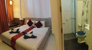 Shower, hydromassage showerhead, free toiletries, towels