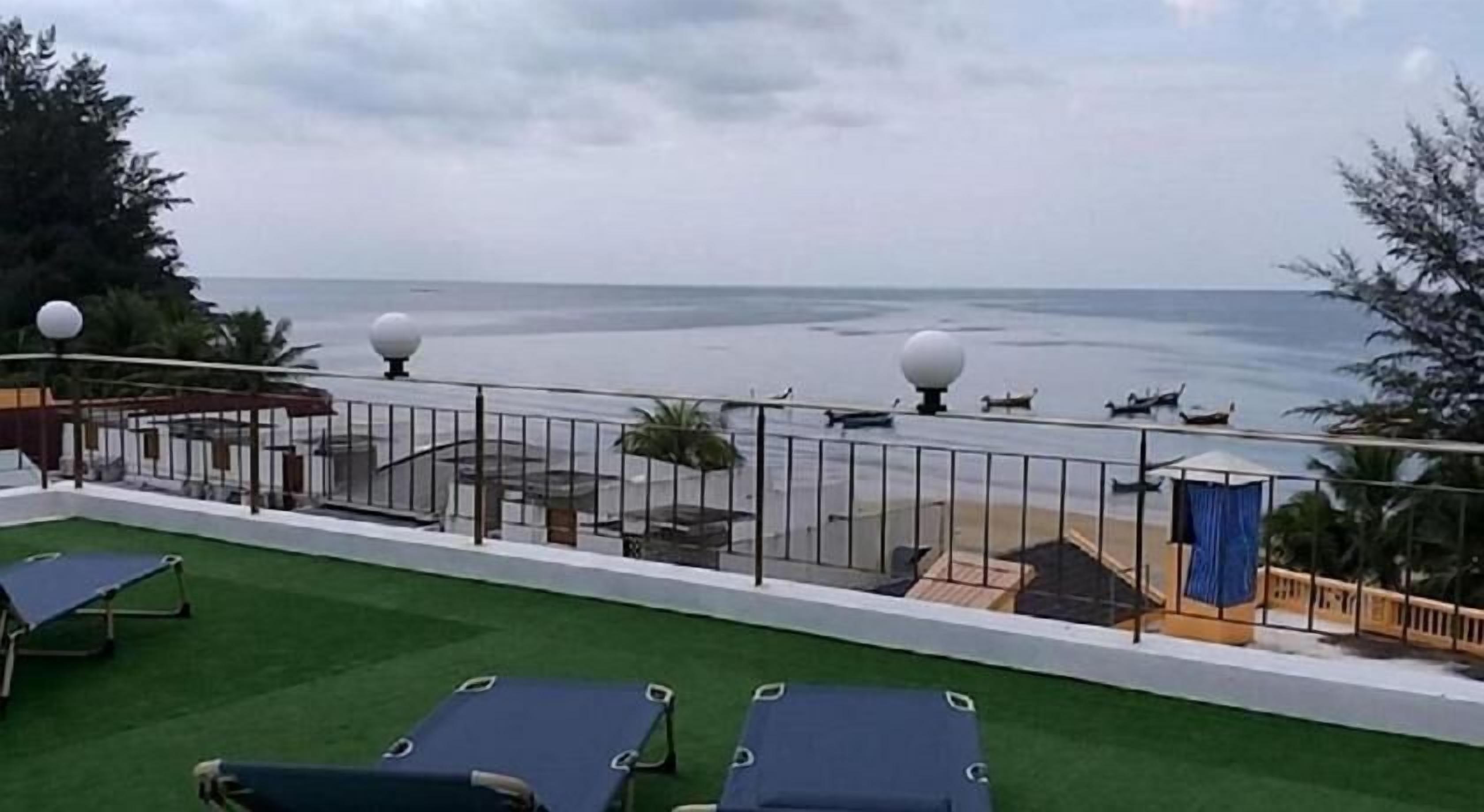 디럭스 더블룸 | 거실 공간 | 케이블 채널 시청이 가능한 34인치 LED TV, 컴퓨터, 유료 영화