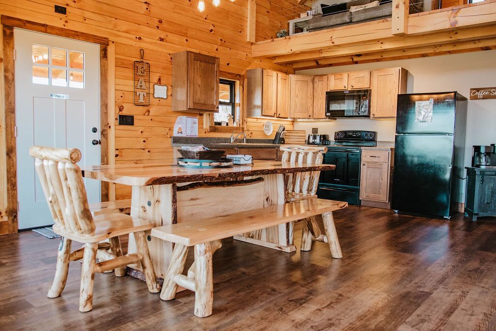 Stunning Hocking Hills Views, Huge Skies ~ Pet Friendly, 13 Acres, Hot Tub, WiFi