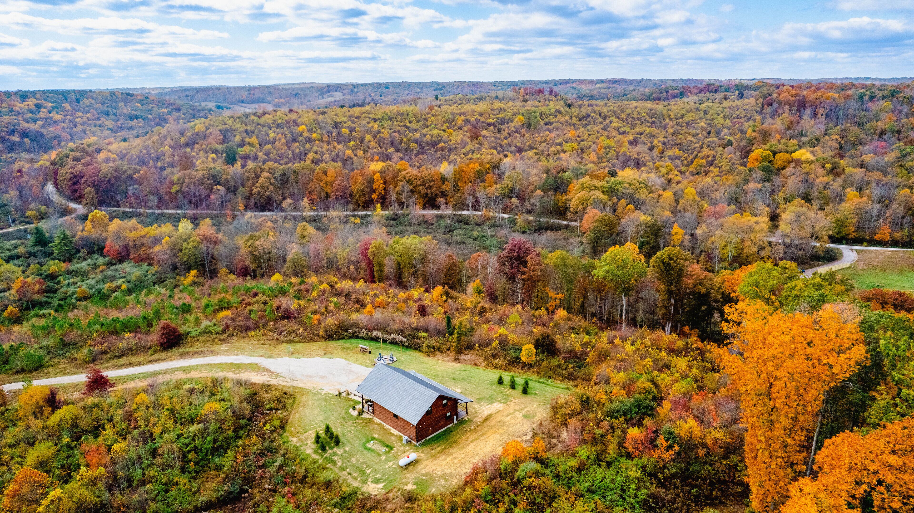 Stunning Hocking Hills Views, Huge Skies ~ Pet Friendly, 13 Acres, Hot Tub, WiFi