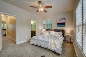 2 Schlafzimmer, Schreibtisch, Bügeleisen/Bügelbrett, WLAN