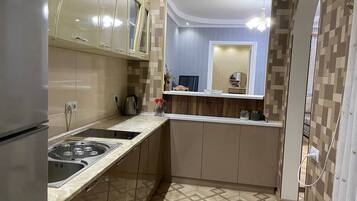 Full-size fridge, oven, stovetop, griddle