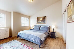 2 bedrooms, internet, bed sheets - Dog-friendly condo with river views, private W/D, full kitchen, & great location (Florence)