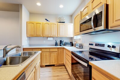 Dog-friendly condo with river views, private W/D, full kitchen, & great location