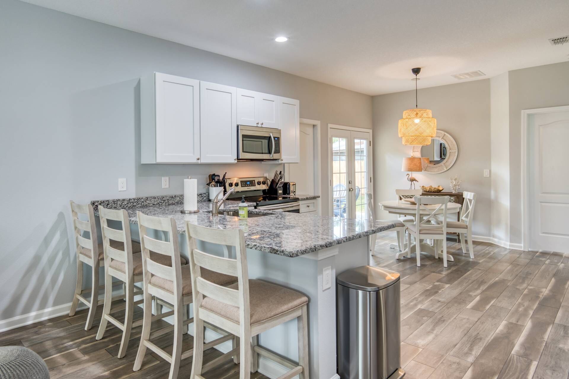 Location! Cozy Cottage 1 mile to Beach, 2-4 miles to Island & City, pet friendly, Fire Pit, 10% off