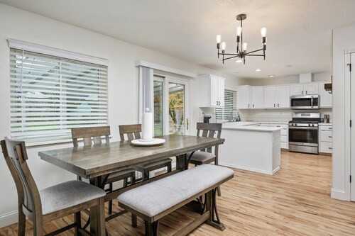 Wonderfully Updated, Pet Friendly, Open Layout, Pool Table, BBQ, Next to Edgefield Golf and Concerts