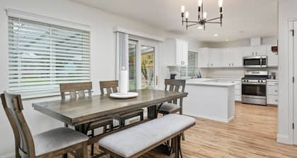 Wonderfully Updated, Pet Friendly, Open Layout, Pool Table, BBQ, Next to Edgefield Golf and Concerts