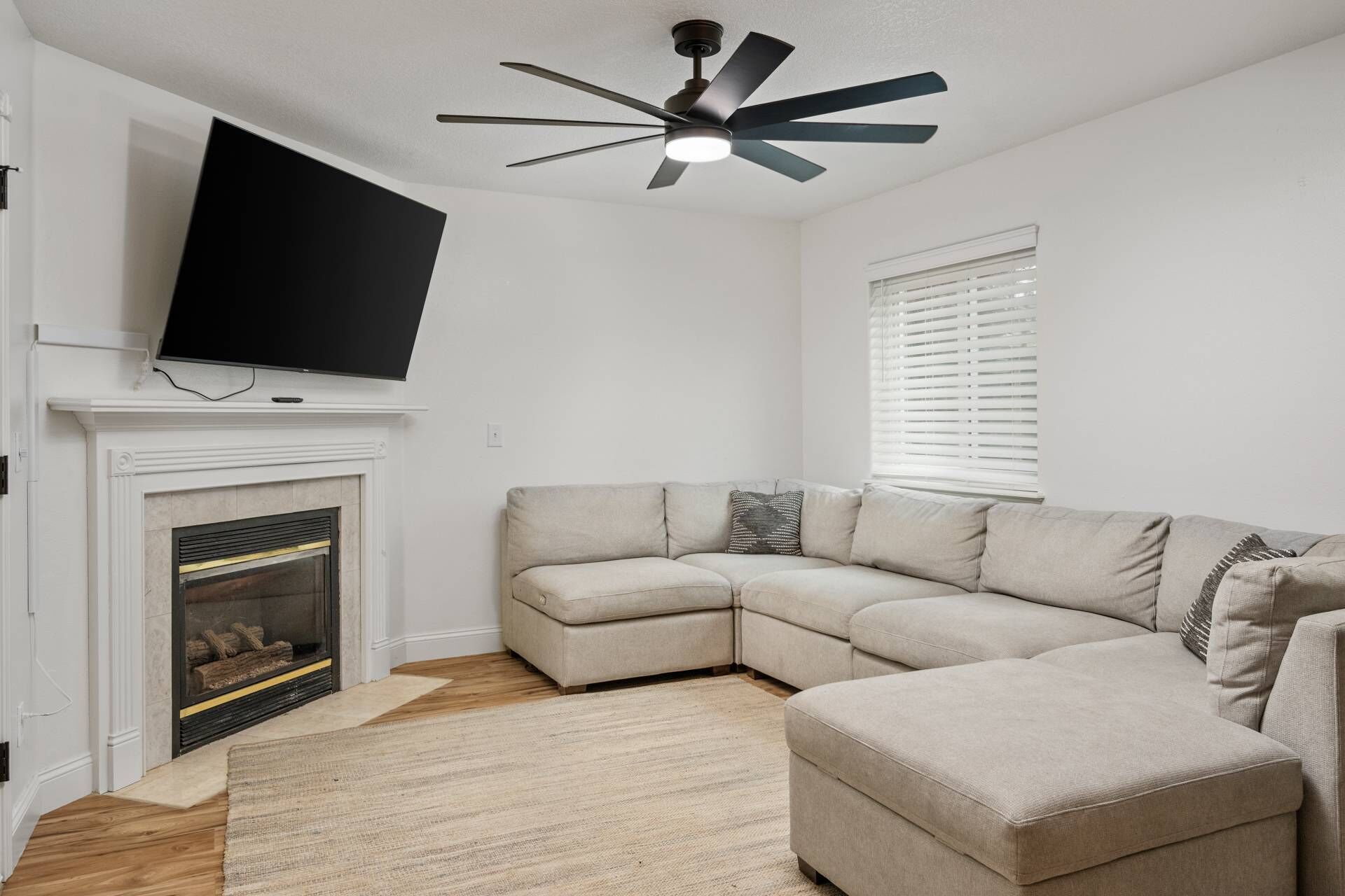 Wonderfully Updated, Pet Friendly, Open Layout, Pool Table, BBQ, Next to Edgefield Golf and Concerts