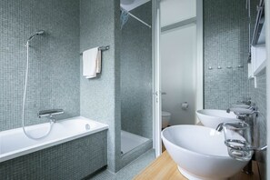 Bathtub, free toiletries, hair dryer, slippers - Luxury apartment with terrace and garden free parking smart TV etc (St. Gallen)