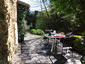 Outdoor dining - Idyllic water-by well equipped studio in Cathar area,  private long natural pool (Sainte Colombe sur l'hers)
