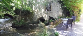 Idyllic water-by well equipped studio in Cathar area, private long natural pool