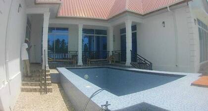 5 minutes to the beach! Family-sized house with a swimming pool.