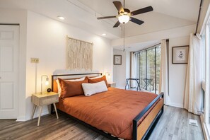 3 bedrooms, desk, free WiFi, bed sheets - Tree Top Hideaway – Pools, Sauna & More! (Lake Ozark)