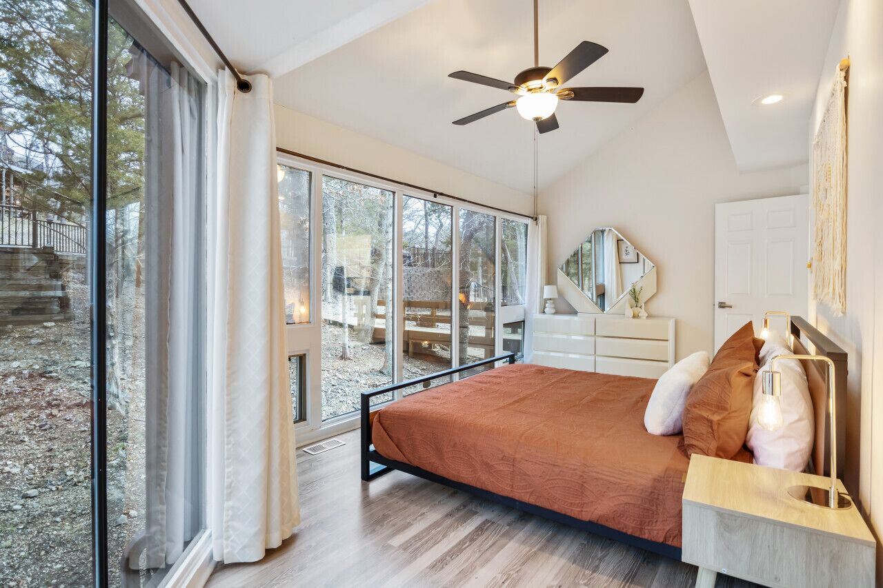 3 bedrooms, desk, WiFi (free), bed sheets