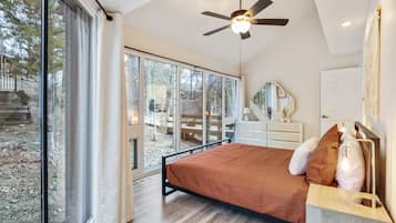 3 bedrooms, desk, WiFi (free), bed sheets