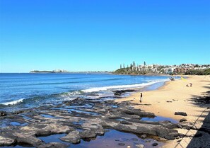 On the beach - Luxe beachfront Apt @ Beach Life (Alexandra Headland)