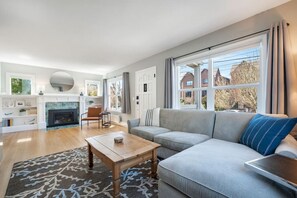 スマートテレビ、暖炉、書庫、書斎 / ワークスペース