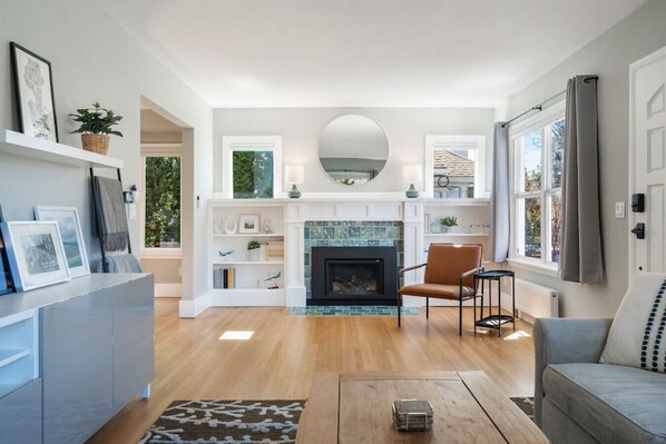 TV connectée, cheminée, livres, espaces bureaux