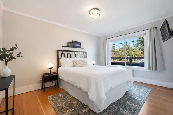 3 bedrooms, desk, iron/ironing board, travel cot