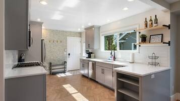 Jääkaappi, mikroaaltouuni, uuni, liesi