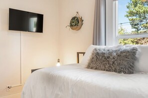 3 chambres, bureau, fer et planche à repasser, lit parapluie