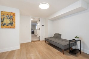 TV connectée, cheminée, livres, espaces bureaux