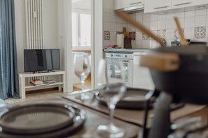 Fridge, oven, stovetop, coffee/tea maker