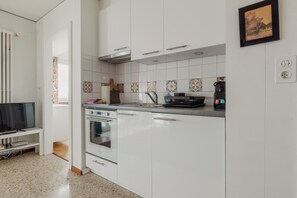 Een koelkast, een oven, een kookplaat, een koffiezetapparaat/waterkoker