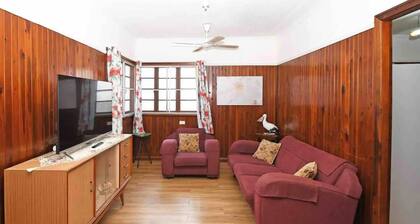 Family Tides. Cheerful 3 bedroom home in Urangan.