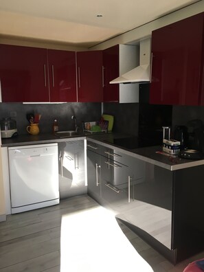 Een magnetron, een oven, een kookplaat, een vaatwasser