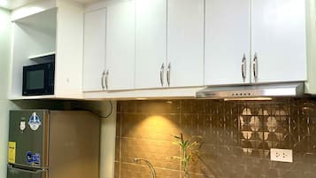 Fridge, microwave, electric kettle, cookware/dishes/utensils