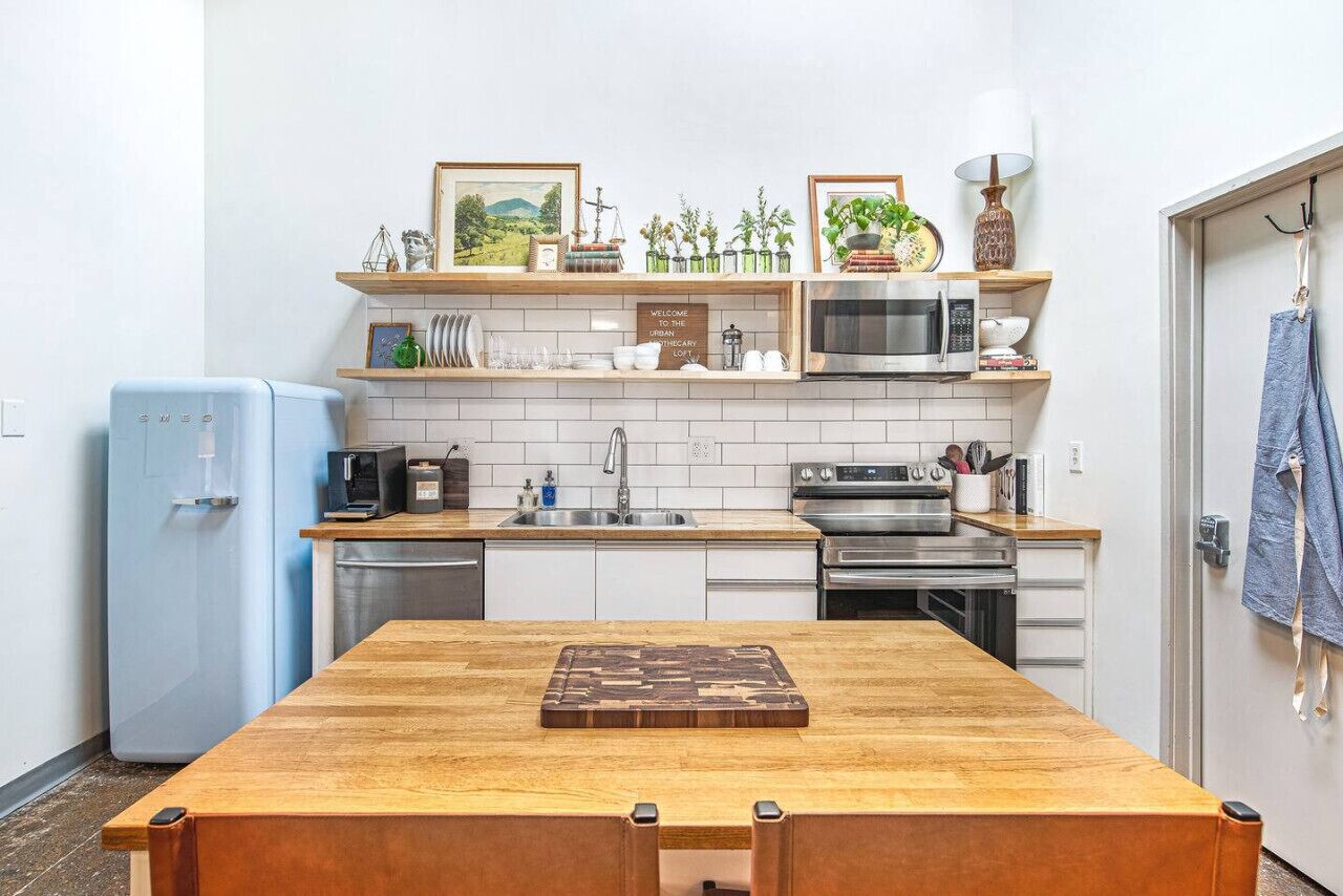 Full-size fridge, microwave, oven, stovetop