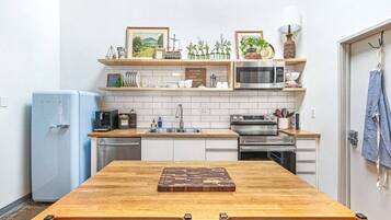 Full-size fridge, microwave, oven, stovetop