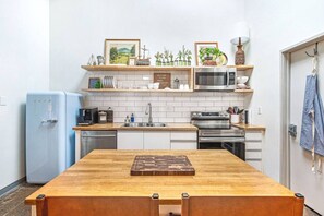 大型雪櫃/冰箱、微波爐、焗爐、爐具