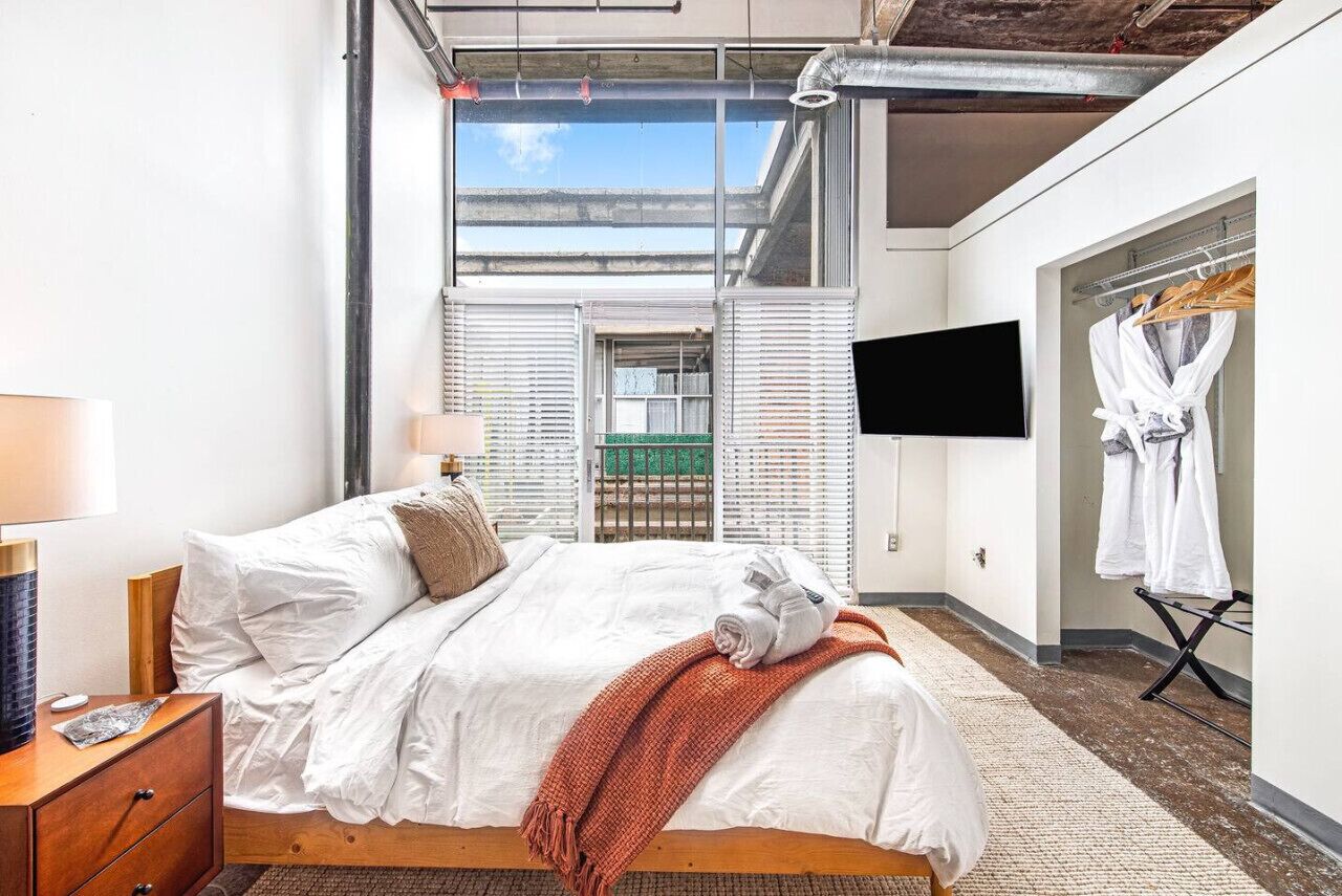 2 bedrooms, desk, iron/ironing board, WiFi