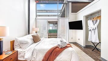 2 bedrooms, desk, iron/ironing board, WiFi