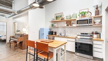 Frigorifero con congelatore, microonde, forno, piano cottura