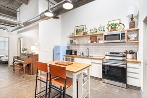Full-sized fridge, microwave, oven, stovetop - Walker's Paradise + Espresso Machine + King Bed (Atlanta)